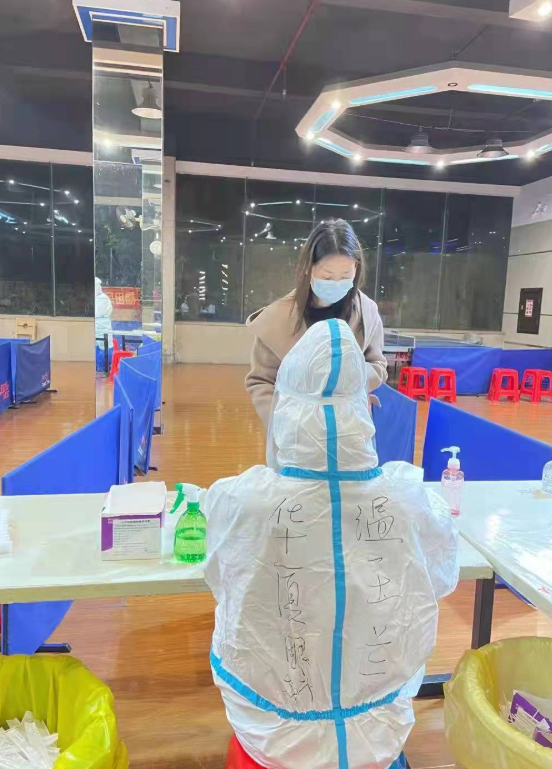 疫情下的“逆行者”：牛八体育医务人员七天不分昼夜奋战在核酸采样现场2.png