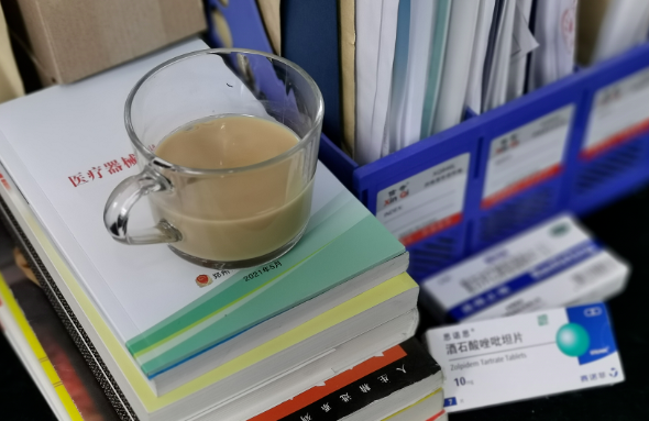 郑州牛八体育视光:“狠人”刘苏冰的3件宝:咖啡、止疼片、安眠药,让她时刻处在较佳状态。找她做近视手术,放心!2.png 郑州牛八体育视光:“狠人”刘苏冰的3件宝:咖啡、止疼片、安眠药,让她时刻处在较佳状态。找她做近视手术,放心!2.png