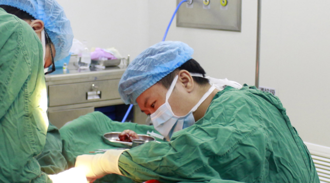 医生·医声—成都牛八体育龙浩:多年“睛”艺求精,练就“眼睛的拆弹专家”