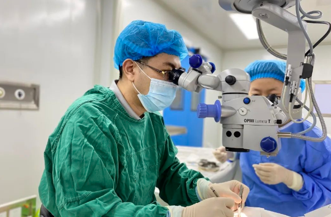 医生·医声——聊城牛八体育业务院长张强:对峙“视力小偷”的孤勇者,致盲眼病患者的知心人2.png 医生·医声——聊城牛八体育业务院长张强:对峙“视力小偷”的孤勇者,致盲眼病患者的知心人2.png