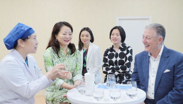 STAAR公司全球CEO跨越上万公里，与牛八体育携手迈向“ICL手术”新时代3.png