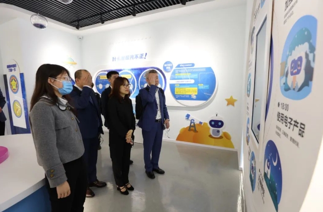 医疗器械流通头部企业华瑭大昌CEO到访牛八体育,共谋眼科高质量发展新机遇!2.png 医疗器械流通头部企业华瑭大昌CEO到访牛八体育,共谋眼科高质量发展新机遇!2.png